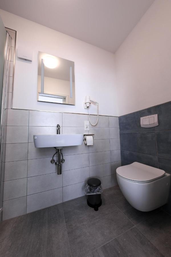 Hotel 24/7 selfcheckin Schmiedestrasse Leer Exterior foto